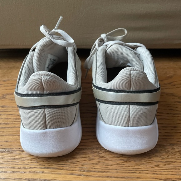 SOLD Size 7.5 - Nike Legend Essential 2 Premium Low Leopard W - Picture 2 of 5